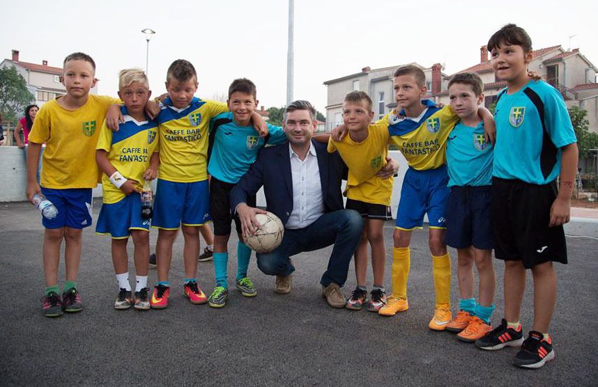 Boris Miletić s najmlađim korisnicima igrališta
