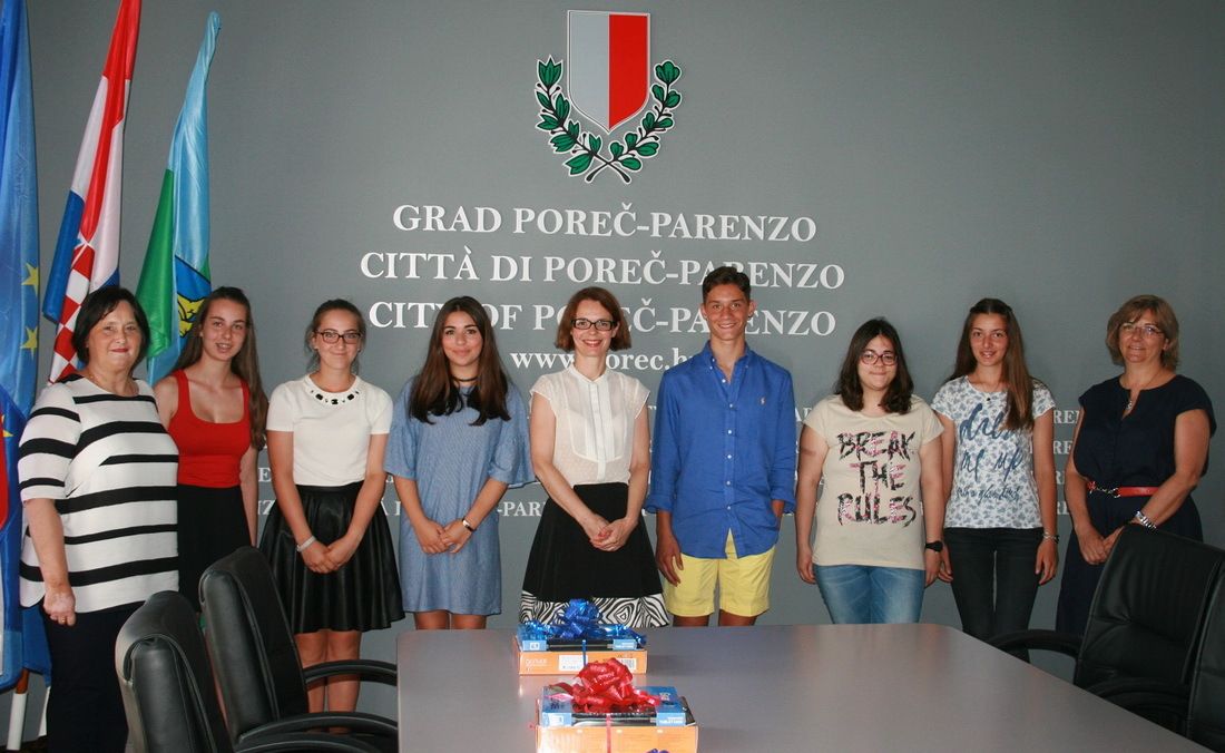 Zajednička fotografija nagrađenih učenika s predstavnicama Grada Poreča