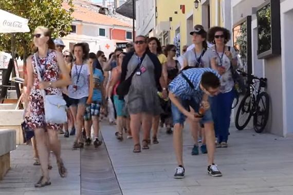 U Poreču mladić puštao vjetrove pred zgranutim turistima (video)
