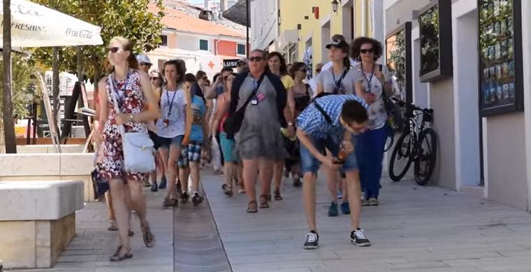 Diverzija pred zgranutim turistima