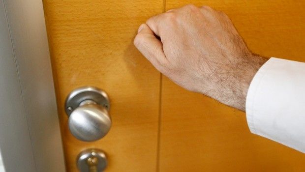 Dobro je i provjeriti tko se nalazi ispred vrata kroz ''špijunku'' ili uz pomoć sigurnosnog lanca na vratima