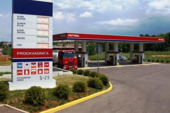 Radnicu benzinske u Pazinu gađao predmetima s polica, morala je pobjeći