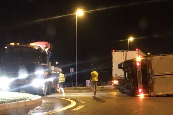 Prevrnula se prikolica na kružnom toku 