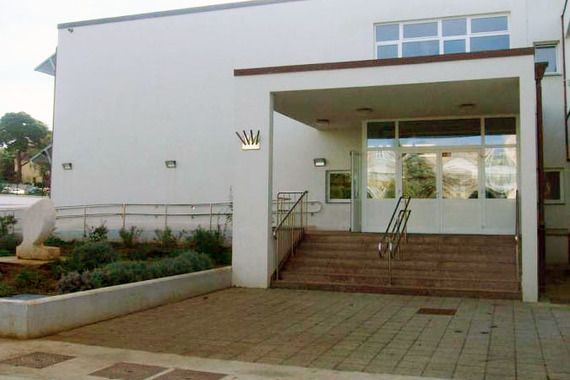 Razbio vrata škole na Verudi pa dobio kaznenu prijavu