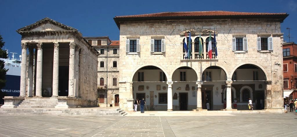 Slavoluk i pulska gradska palača na Forumu
