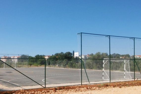 Porečko naselje Veli Maj dobilo polivalentno igralište