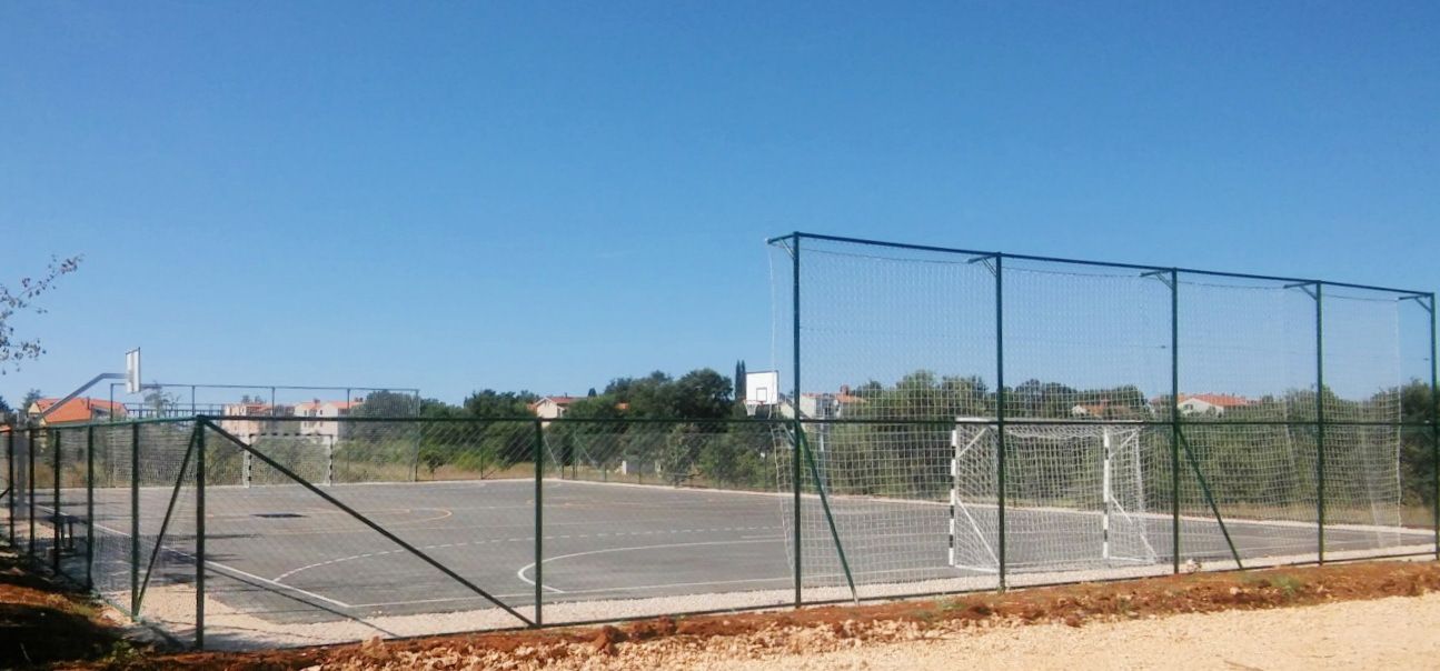 Polivalentno igralište za mali nogomet, rukomet i košarku