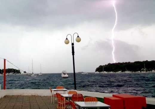 Olujno nevrijeme u Poreču (foto: Istramet)