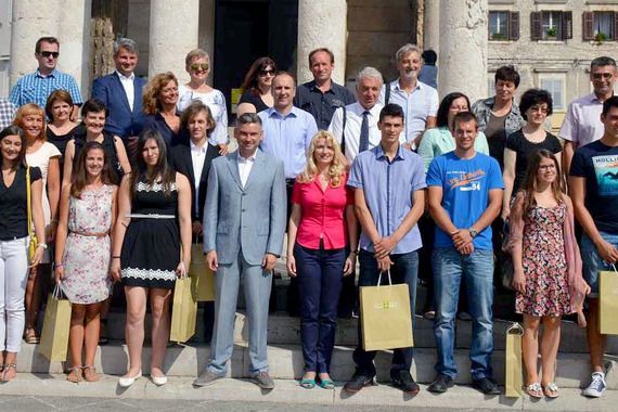 Gradonačelnik Pule najuspješnije maturante nagradio tabletima