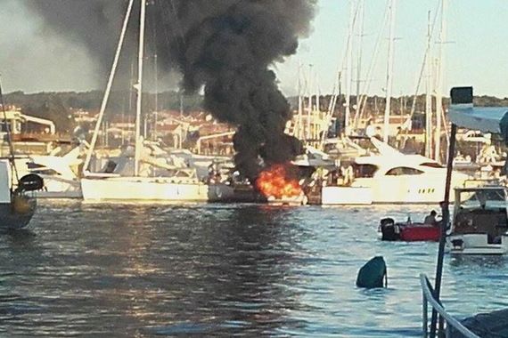 Izgorio gliser u Puli: Putnici se spašavali skakanjem u more