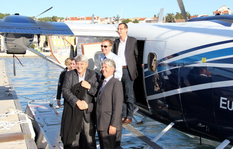 Klaus Dieter Martin rukuje se s primorsko-goranskim županom Zlatkom Komadinom nakon prezentacijskog leta na Mali Lošinj (foto: Visit Lošinj)