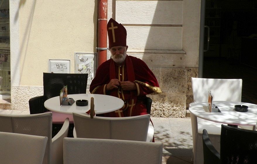 Bradati gospodin u crvenom plaštu šetao je Fontičkom i Flanatičkom ulicom te na kraju sjeo na kavu