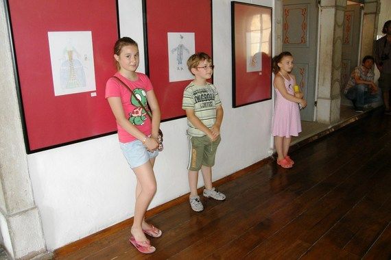 Izloženi dječji radovi iz radionice „Budimo kreatori mode iz doba Giostre - od ideje do realizacije“