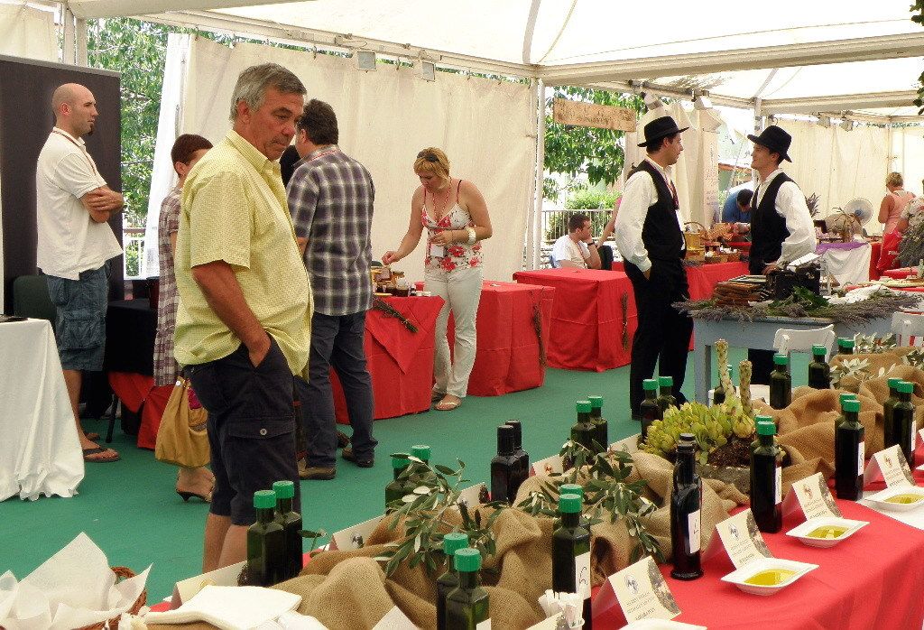 Pod šatorom se za svakog nešto može naći: od vina, maslinovog ulja, meda, ekološke čokolade, prekrasnih rukotvorina, lavande, povrća, originalnih predmeta od maslinovog drva