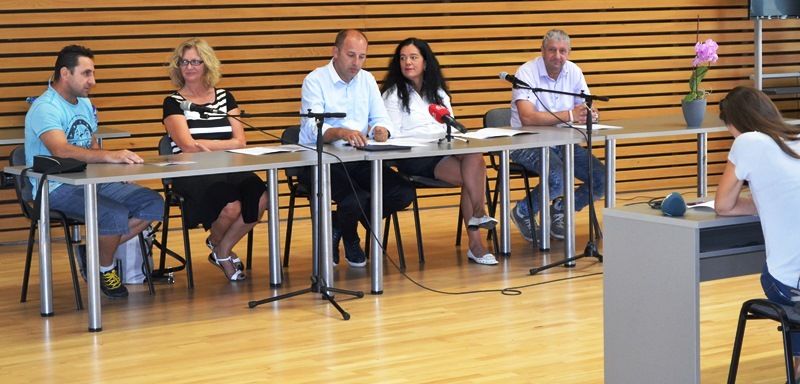 Sudionici konferencije za novinare