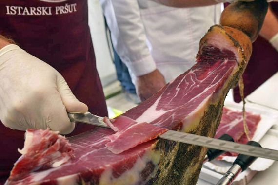 Strikoman stiže u Tinjan slikati milenijske pršute