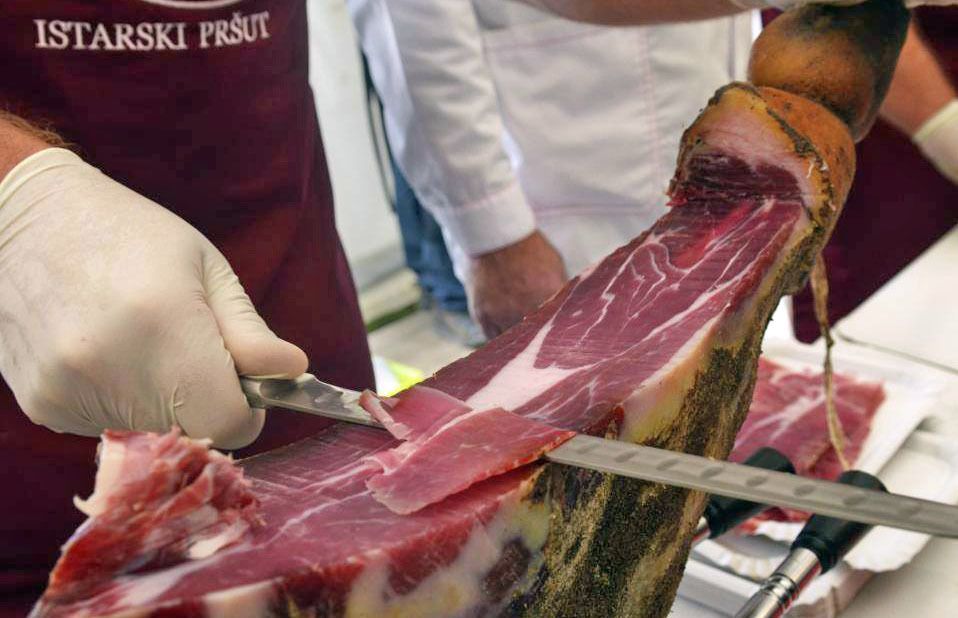 S najtecanja u rezanju pršuta