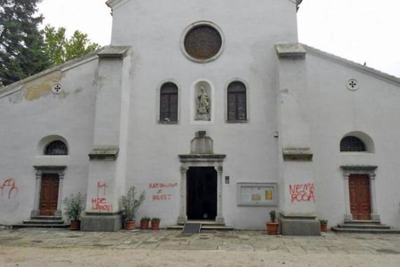 IDS osudio vandalski čin šaranja župne crkve u Pazinu