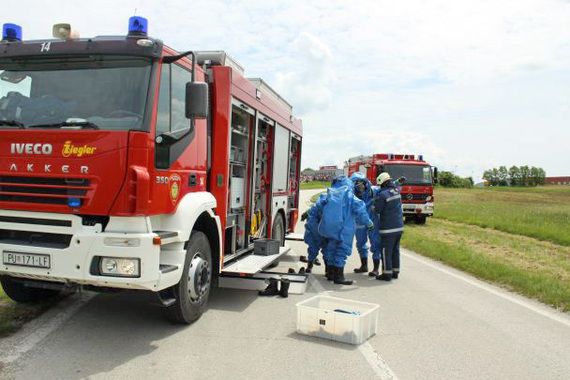 Kraj Pazina izgorio auto, vozačica na vrijeme izašla