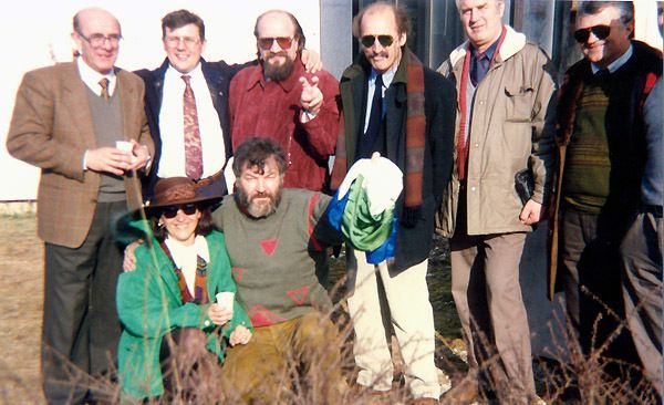 Grupa IDS-ovaca snimljena početkom 1990-ih godina