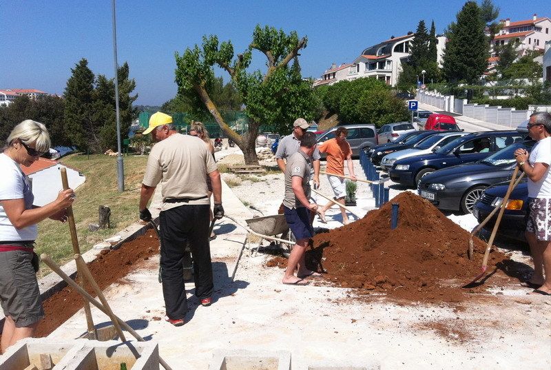Mještani Pješčane Uvale u akciji uređenja obale: Posađeno gotovo 200 sadnica mediteranskog bilja