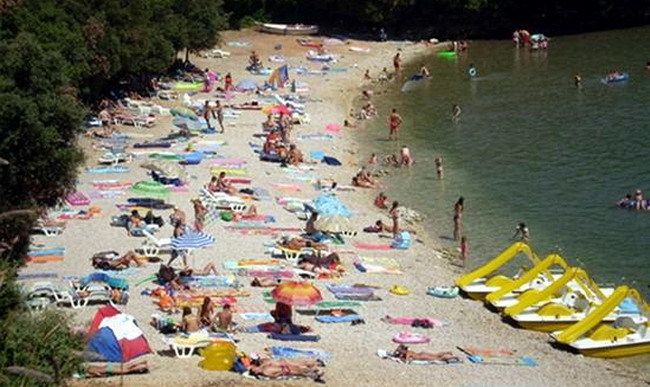 Plaža u Dugoj uvali bez wc-a, pitke vode i osnovnih higijenskih uvjeta