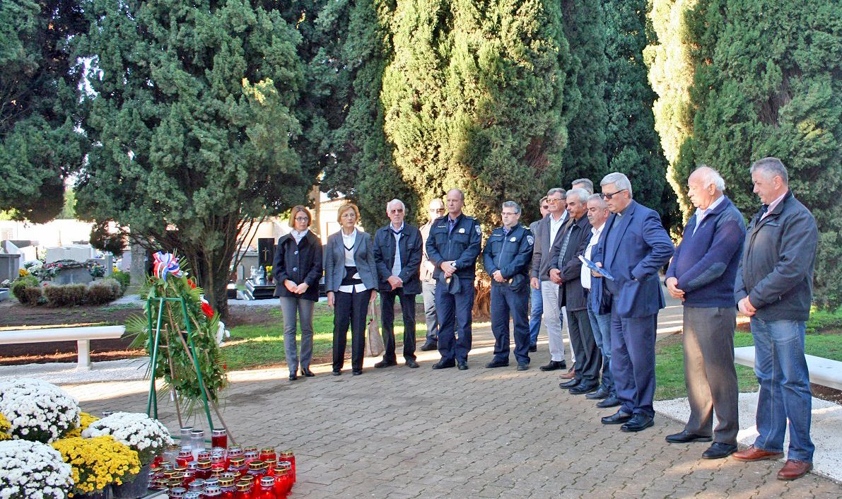 S polaganja vijenaca i paljenja svijeća na porečkom groblju