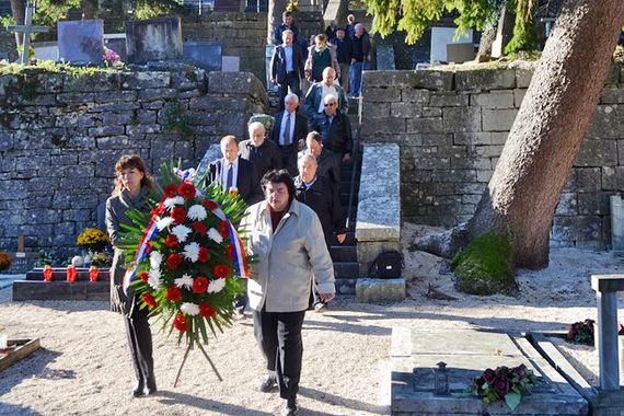 Položen vijenac na središnji križ na groblju u Pazinu