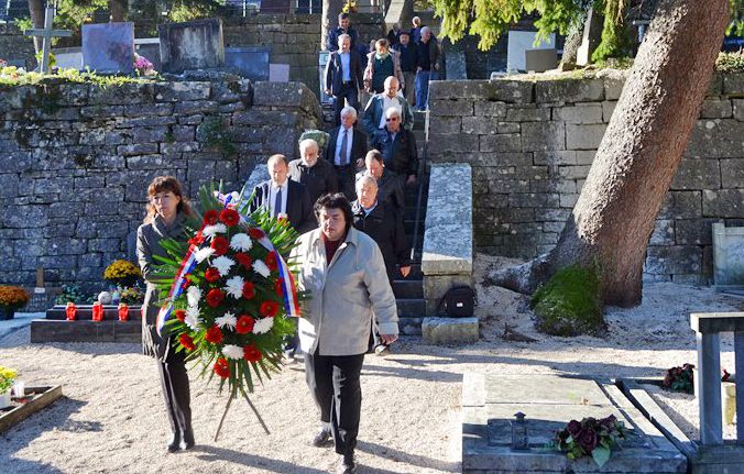 Polaganje vijenca na groblju u Pazinu