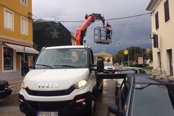 Počelo božićno-novogodišnje ukrašavanje Poreča