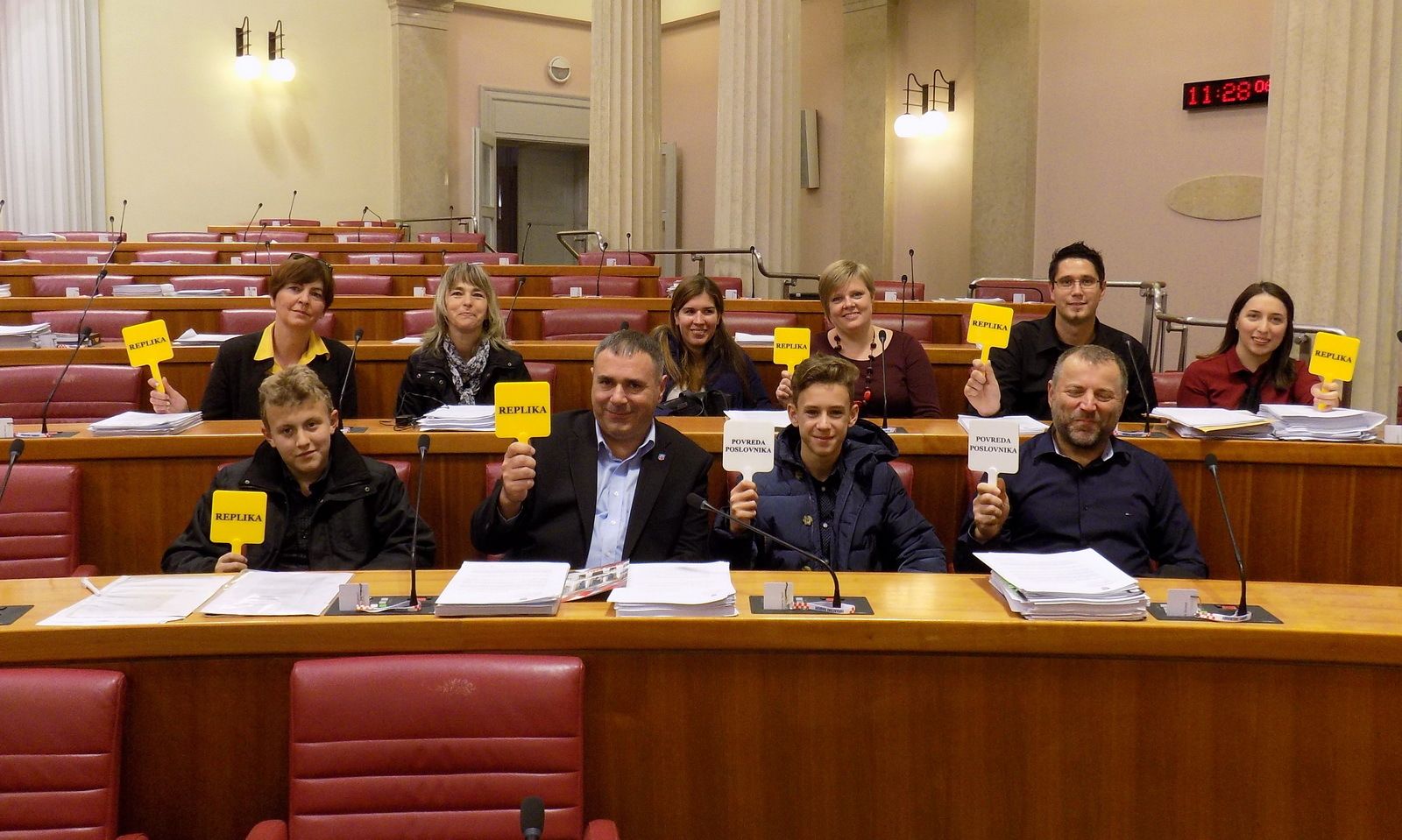 Načelnik Sandro Jurman sa suradnicima i djecom u Sabornici
