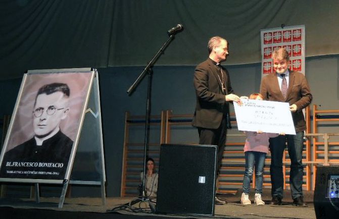 Biskup Dražen Kutleša predaje ček ravnatelju Istarskih domova zdravlja Anti Ivančiću