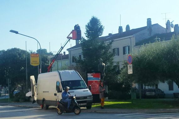 Božićna jelka stigla na Trg Joakima Rakovca u Poreču