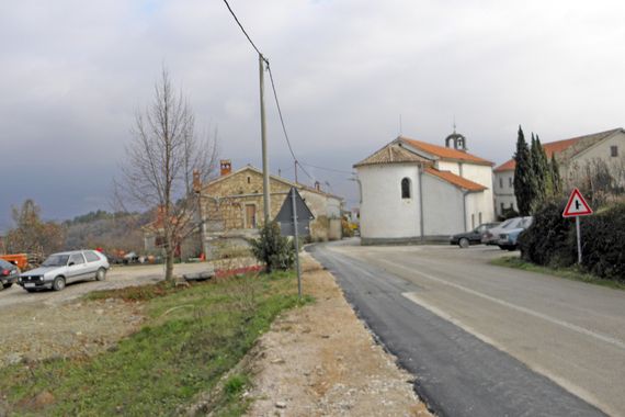 Kraj Cerovlja teže ozlijeđen putnik iz automobila