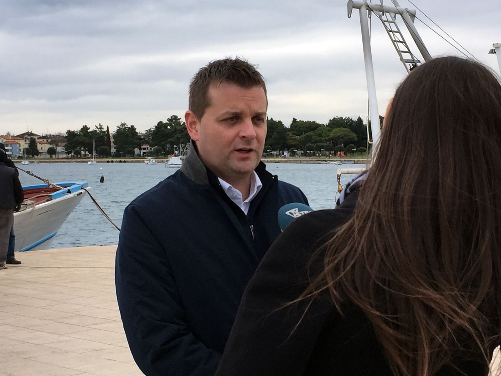 Daglas Koraca na konferenciji za medije u luci Umag