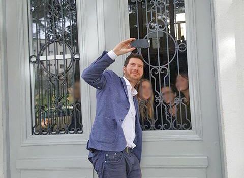 Ivan Pernar pred buzetskom školom (foto: Facebook)