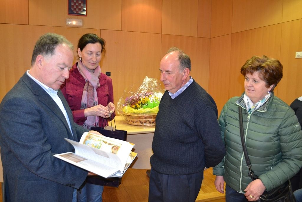 Mauro Jurman i Floriana Bassanese Radin (stoje lijevo) s gostima iz Mussolentea u Umagu