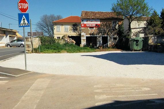 Asfaltirana ulica i uređena parkirna površina u Novoj Vasi