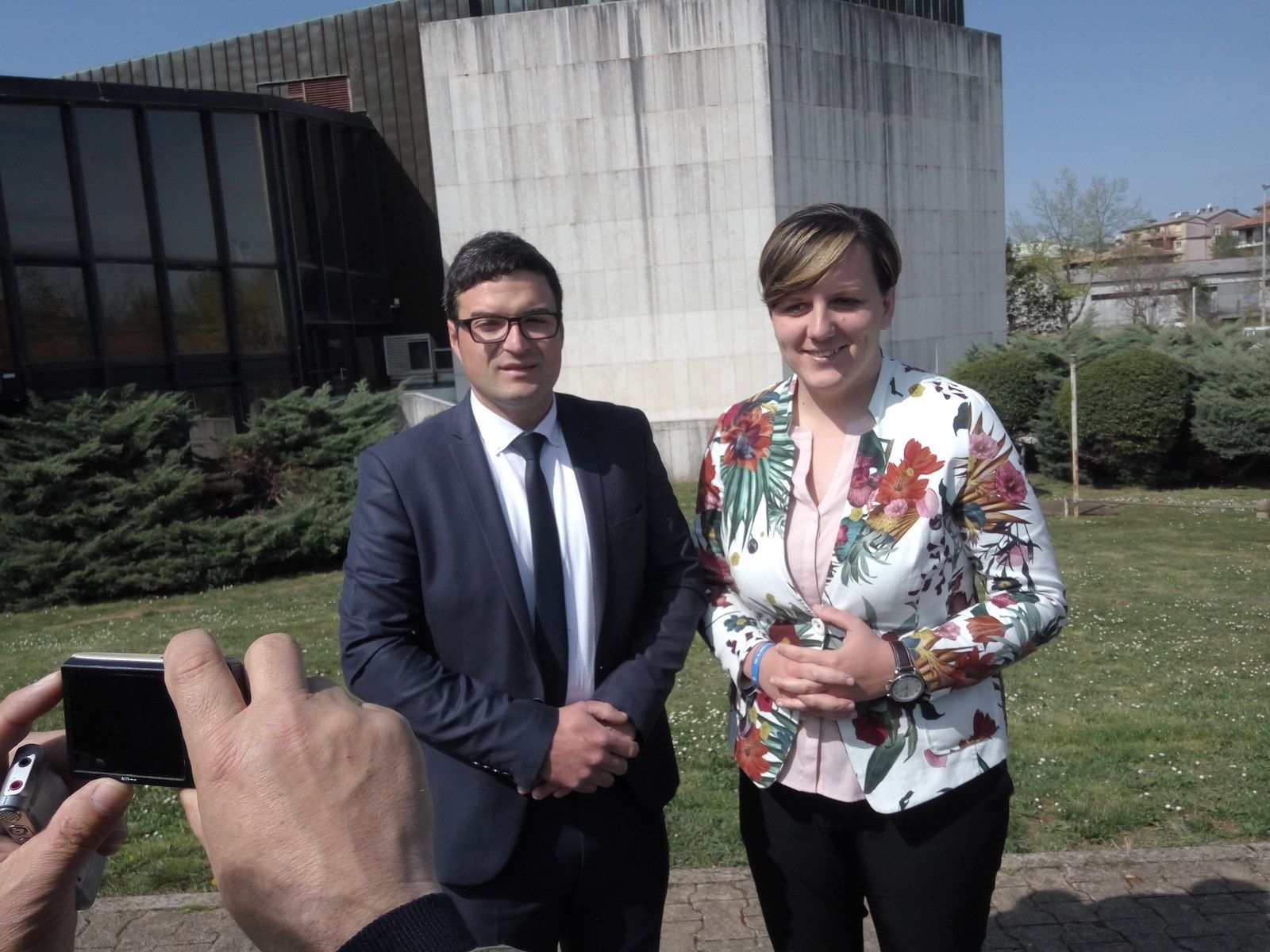 Aleksa Vale i Monika Udovičić ispred pazinskog Spomen-doma