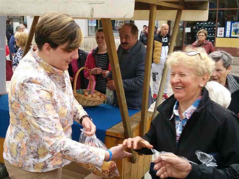 Kandidatkinja za županicu Istre Monika Udovičić u Pazinu je dijelila namirnice za tipičan uskršnji doručak