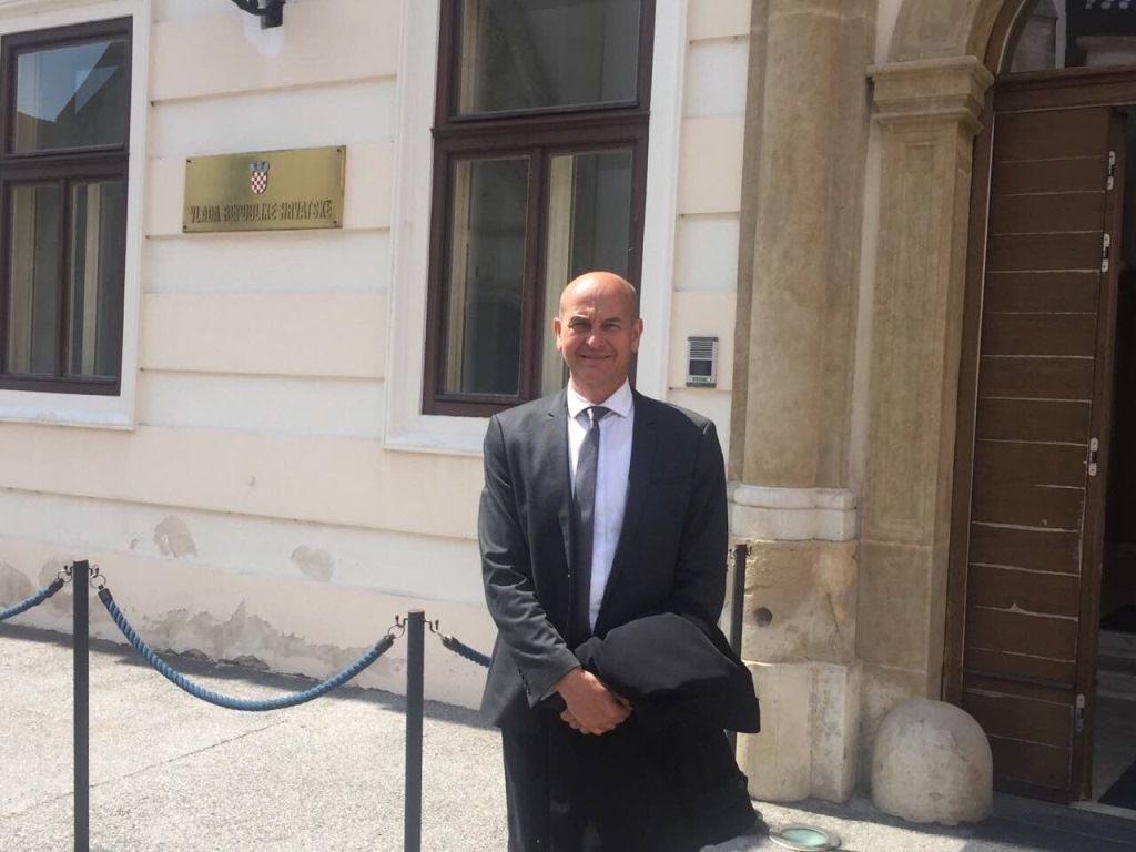 Vili Bassanese pred zgradom Vlade