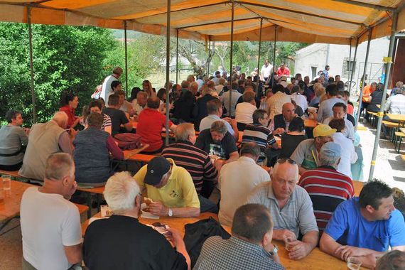 Za 1. svibanj besplatni grah ispred vojarne u Pazinu