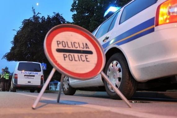 Komad metala doletio na auto i izazvao nesreću na Ipsilonu