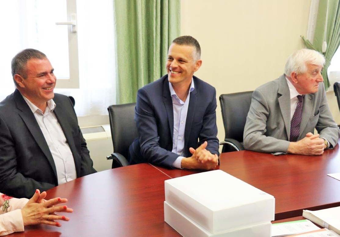 Valter Flego s koalicijskim partnerima Sandrom Jurmanom (lijevo) i Josipom Antonom Rupnikom (desno)