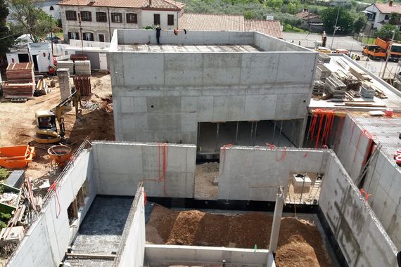 U Žbandaju škola skoro pod krovom, na Finidi zemljani radovi