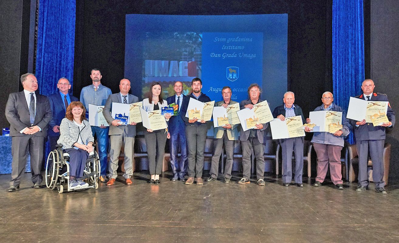 Čelnici grada Umaga s dobitnicima priznanja i zahvalnica