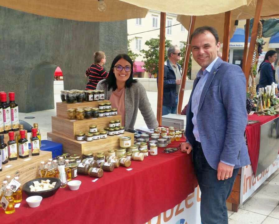 Loris Peršurić kraj jednog od štandova