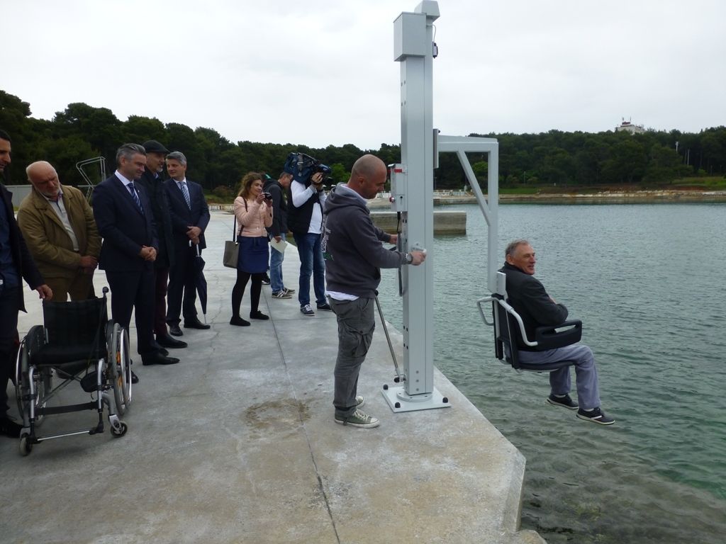 Lift za pomoć invalidnim i slabije pokretnim osobama