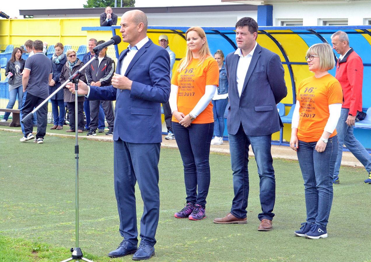 Gradonačelnik Vili Bassanese govori na otvaranju festivala