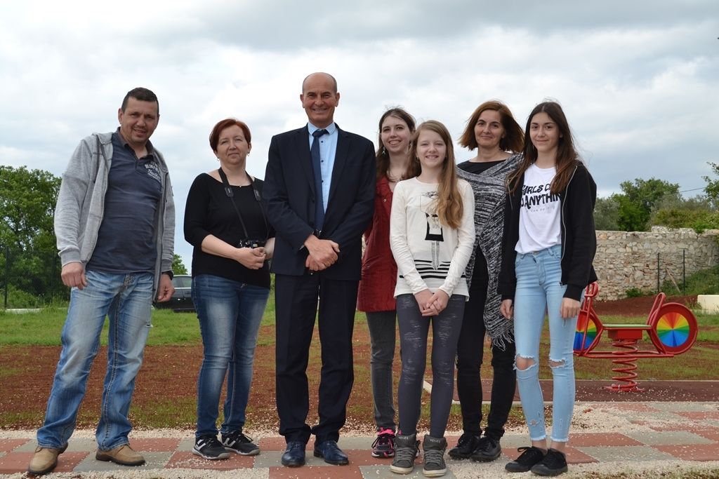 Tara Blažanović i Vili Bassanese s gostima otvaranja